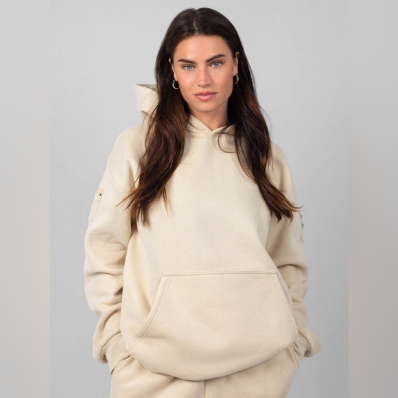 Comfrt Tops - Comfrt Travel Essentials Hoodie Large